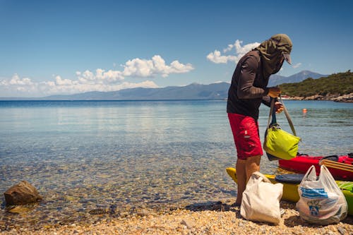 Uomo In Piedi In Riva Al Mare