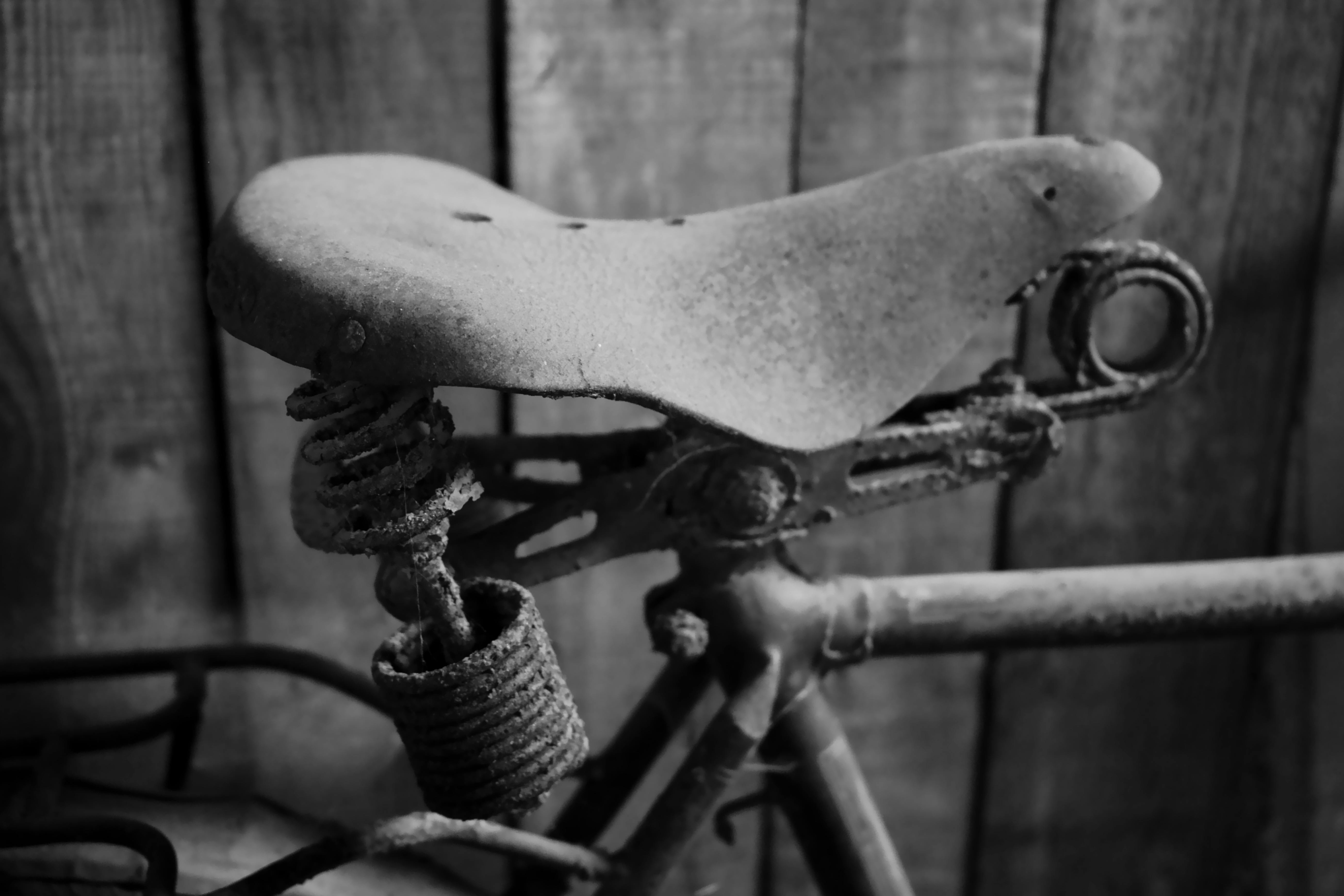 Gratuit Prim-plan al unei șei de bicicletă vintage prăfuite și ruginite, în monocrom. Fotografie de stoc