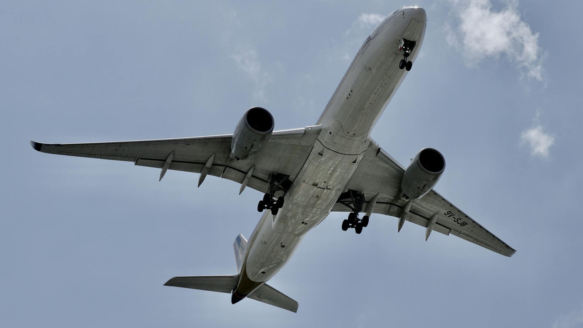 Urlaubsflieger startet in den blauen Himmel - günstige Flugtickets vergleichen