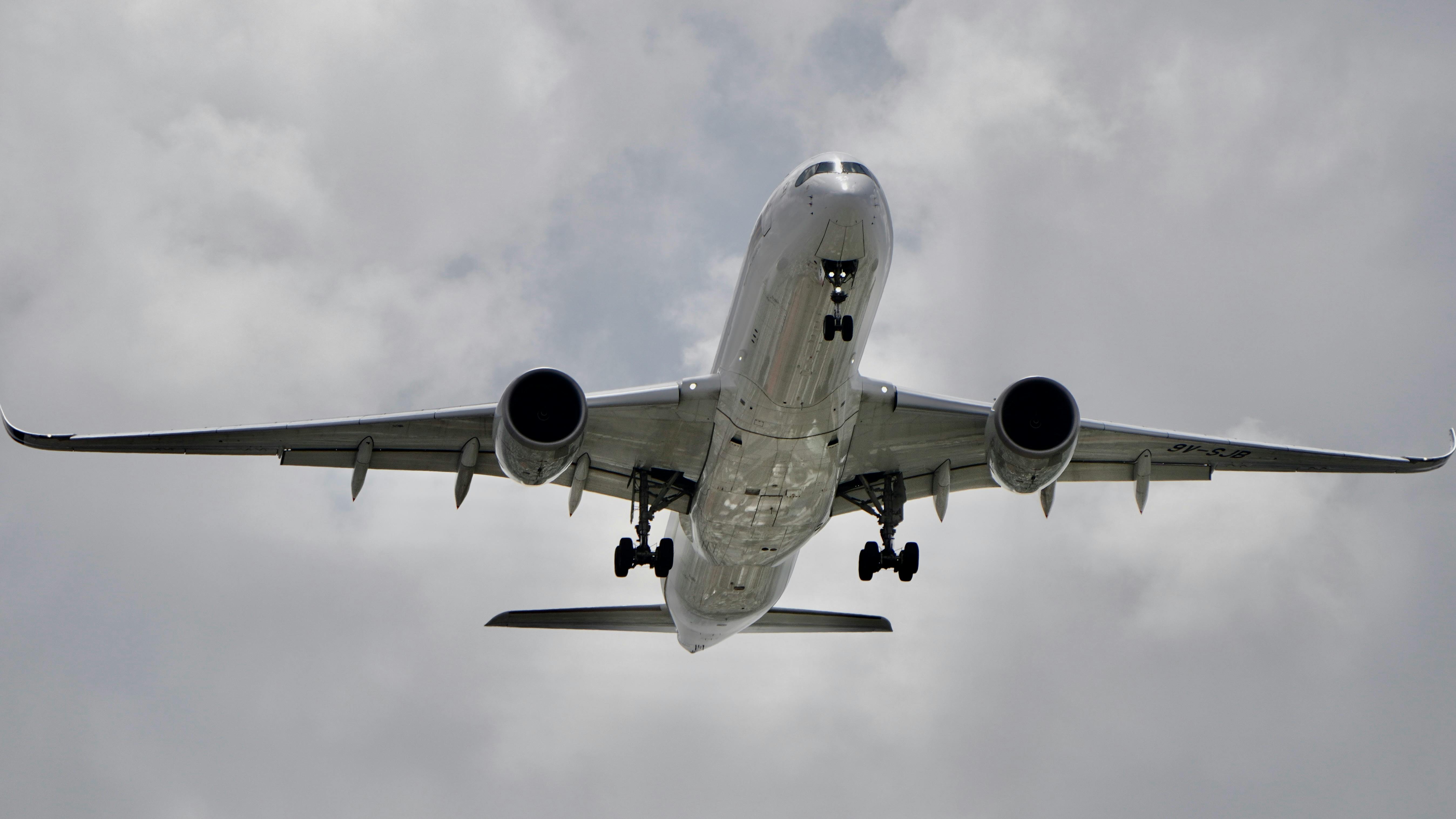 airline miles, frequent flyer, travel rewards, credit card points, airline alliances, Airlines & points — Photo by Tuan Vy  S