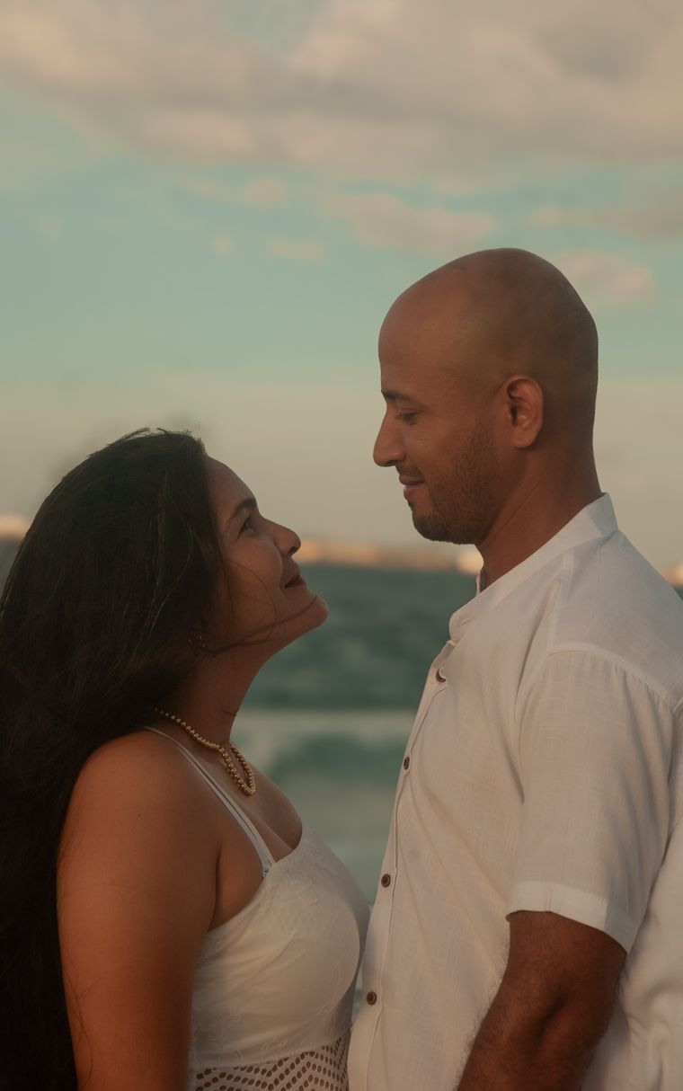 Retrato de pareja junto al mar
