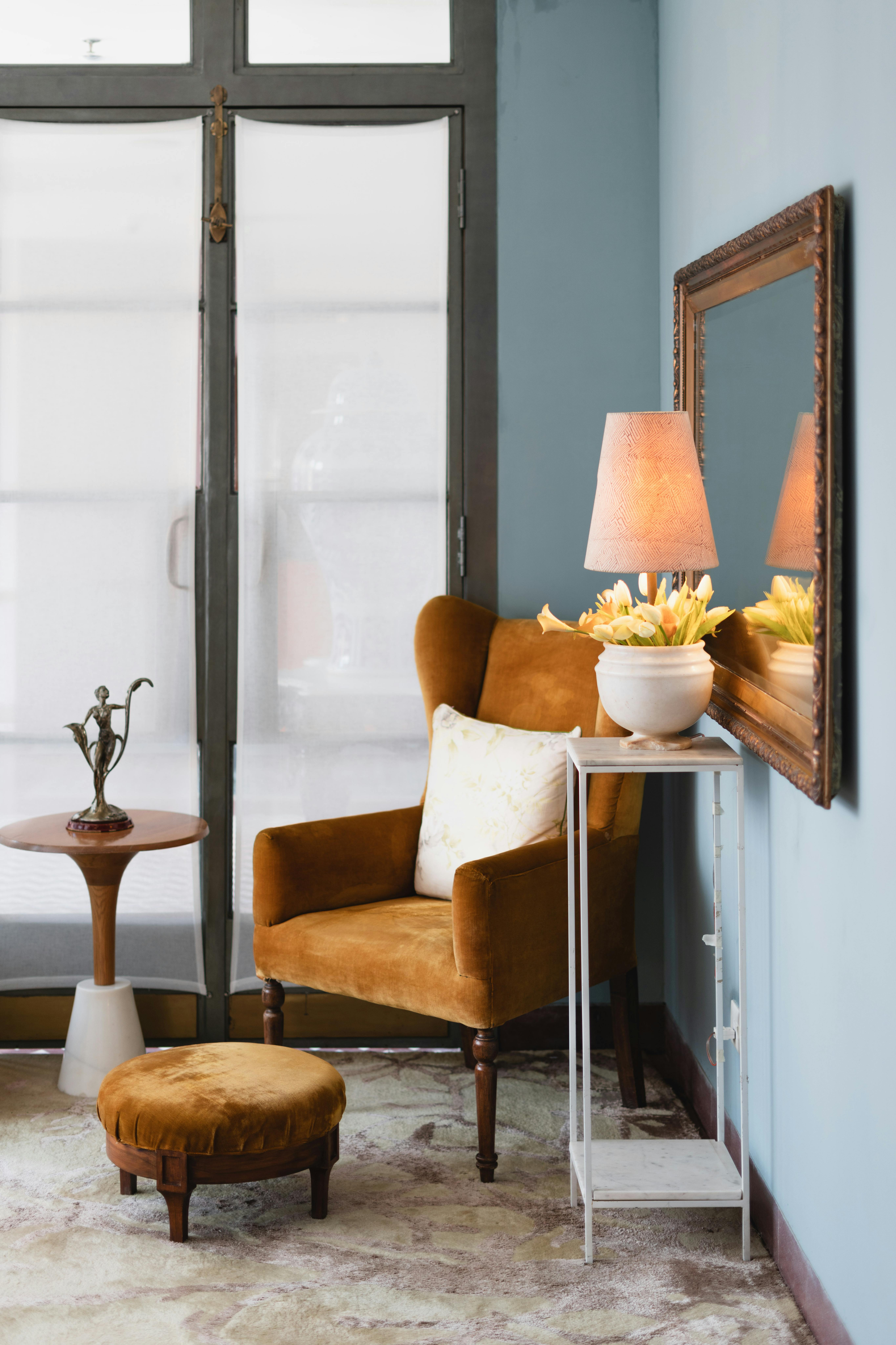 Comparison table showing capsule hotel vs business hotel room setup