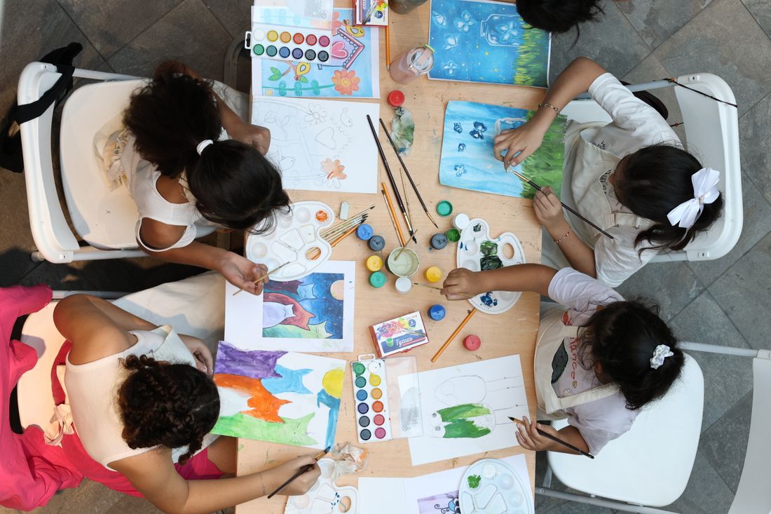 Vue de dessus d'un atelier d'arts plastiques avec des enfants