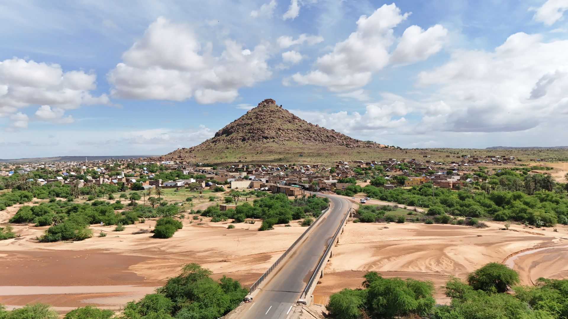 Mali'nin Sahel bölgesinde bir köy manzarası