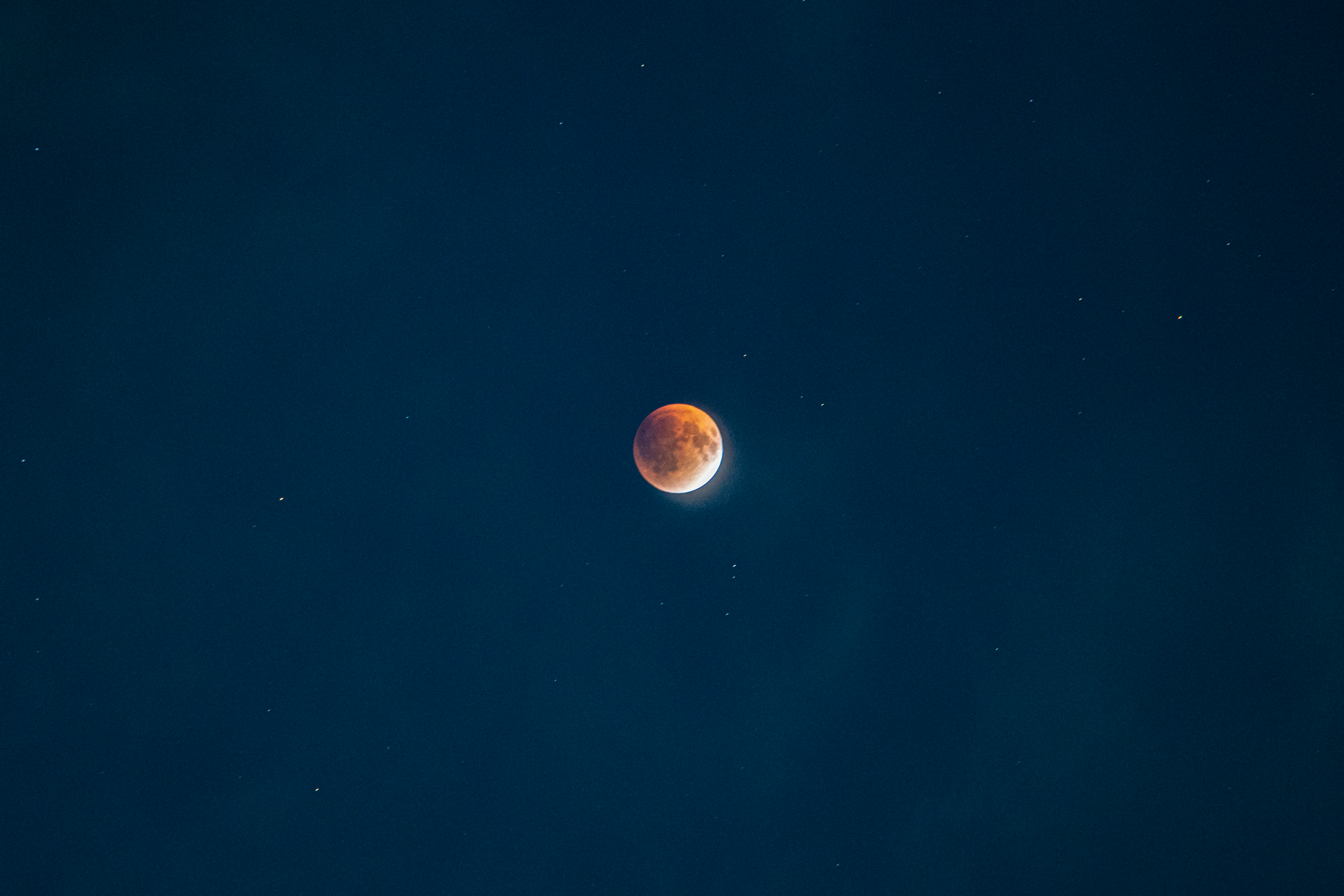 Eclipsă totală de lună sângerie pe cerul nopții