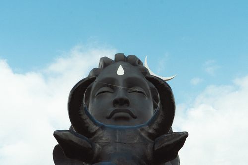 Free A striking view of the Adiyogi Shiva statue against a bright blue sky in Bengaluru, India. Stock Photo
