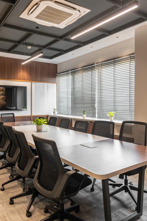 Free A sleek and modern conference room showcasing contemporary office design with ample seating. Stock Photo