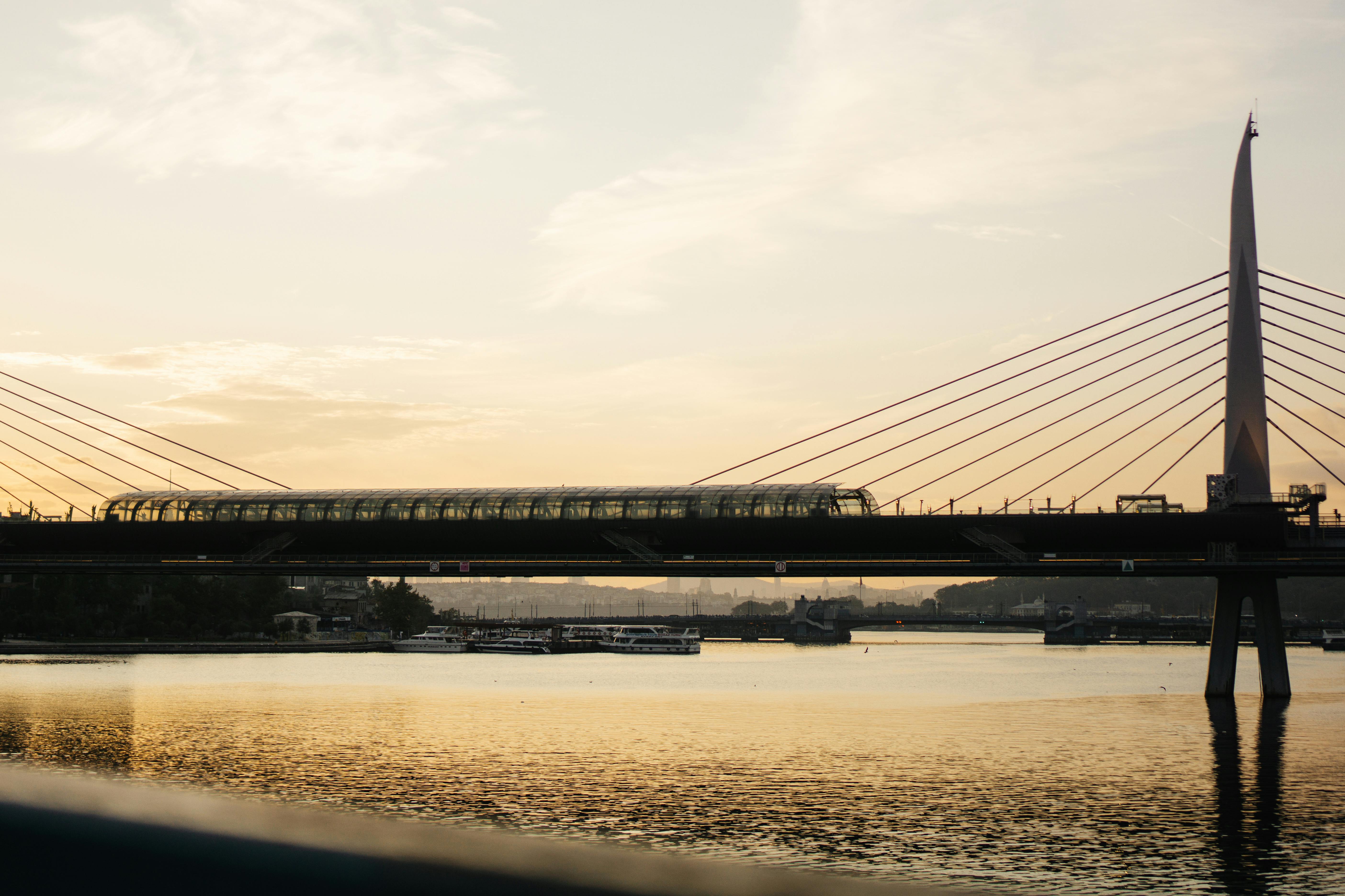 Gratuit Silhouette du pont du métro de la Corne d'Or au coucher du soleil à Istanbul, mettant en valeur son architecture moderne. Photos