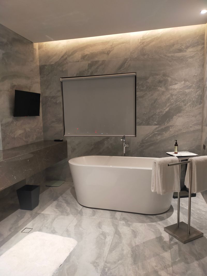 Baño moderno de lujo con bañera exenta