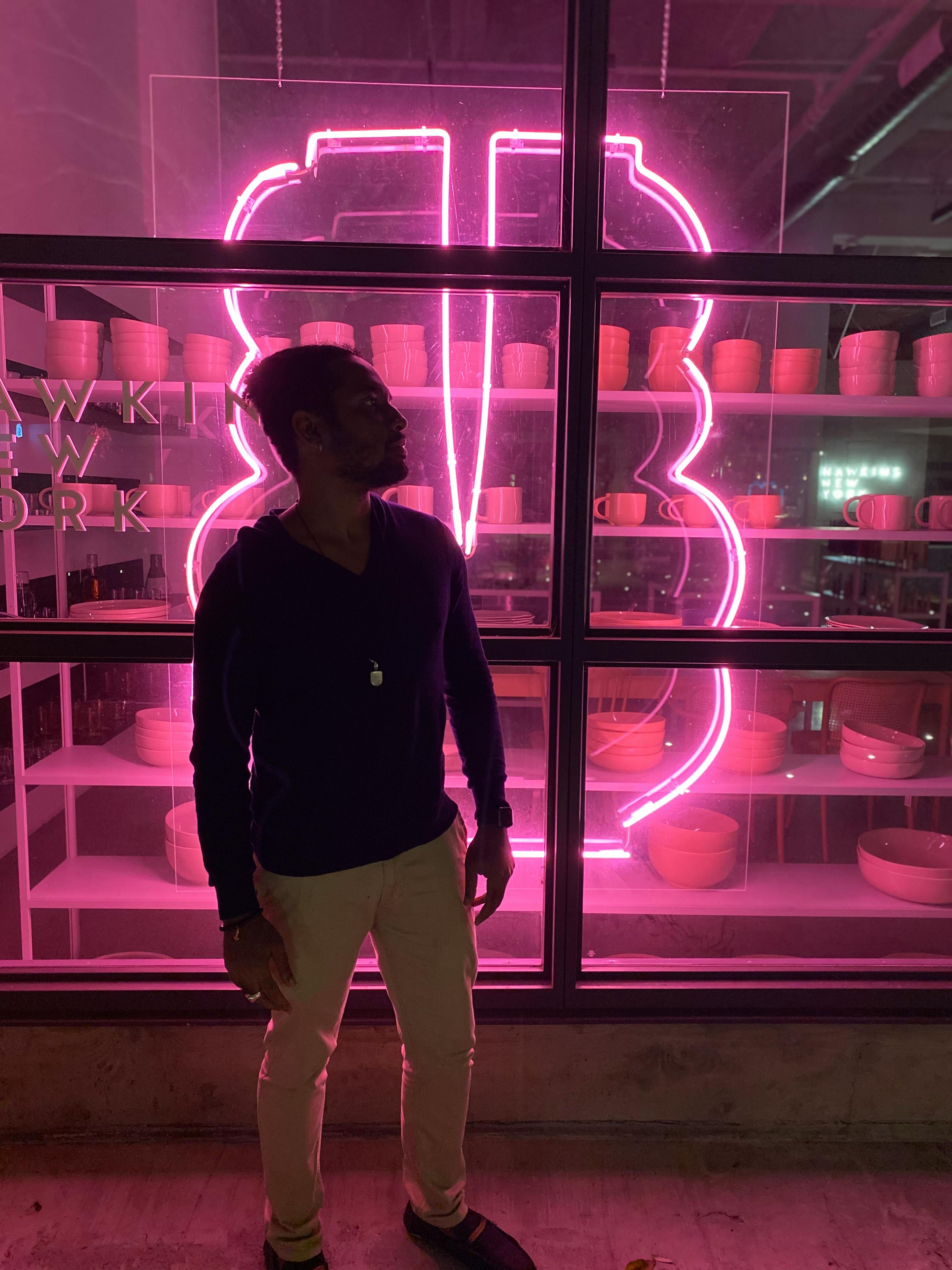 Dentista sonriente en consultorio