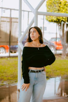 A fashionable young woman poses confidently outdoors in Puebla, Mexico, showcasing a chic style.