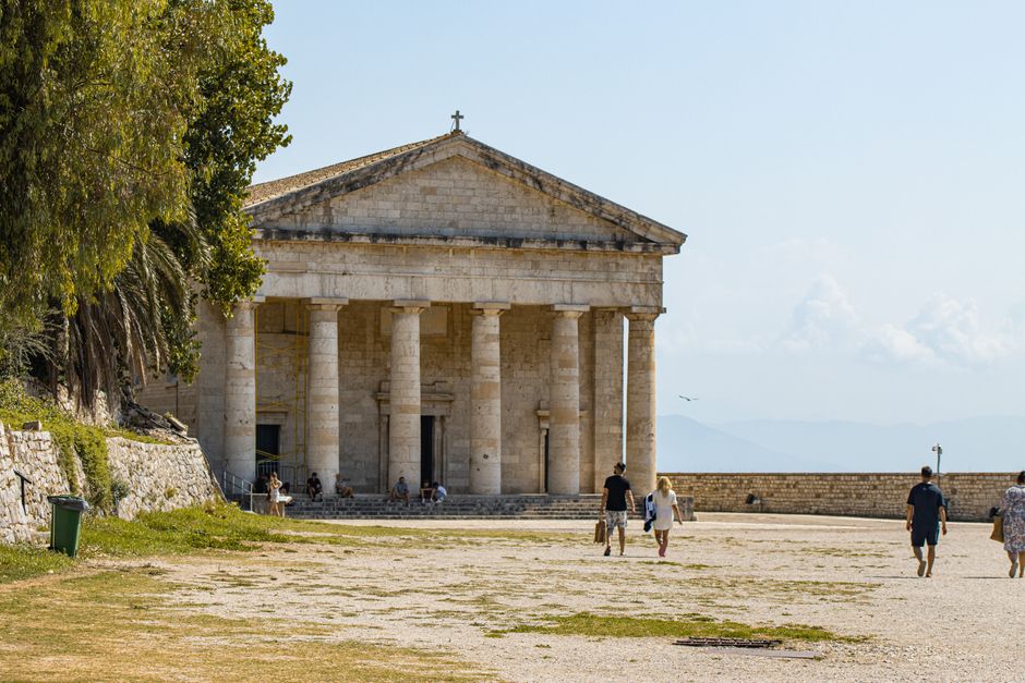 Interzicerea Autorulotelor în Grecia: Reglementări Noi și Amenzi Dure pentru Turiștii cu Rulote și Camper Vans din 2025