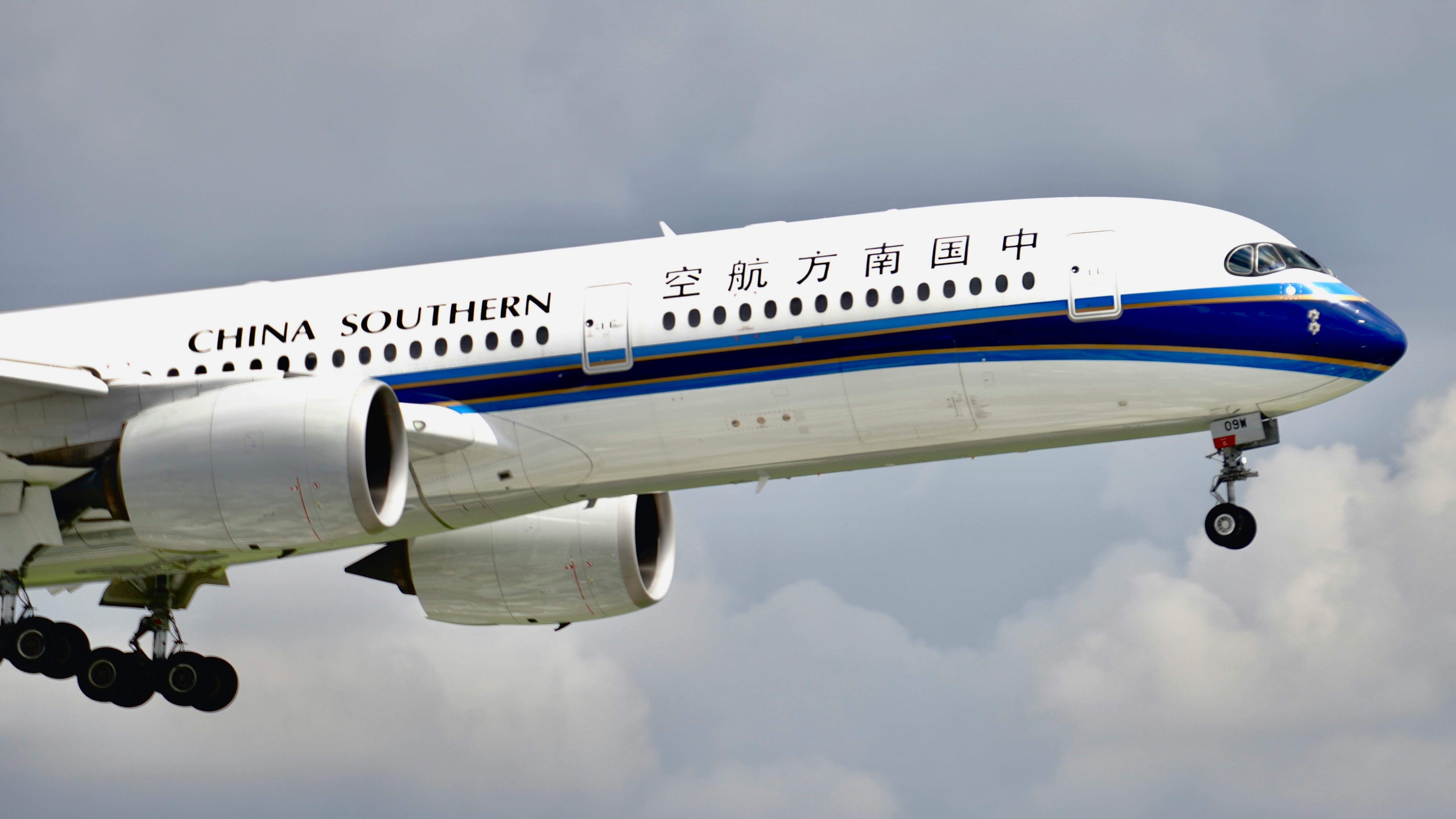 For The 1st Time: United Airlines Allowing Passengers To Use Miles For Lyft Rides — Photo by Tuan Vy  Spotter on Pexels