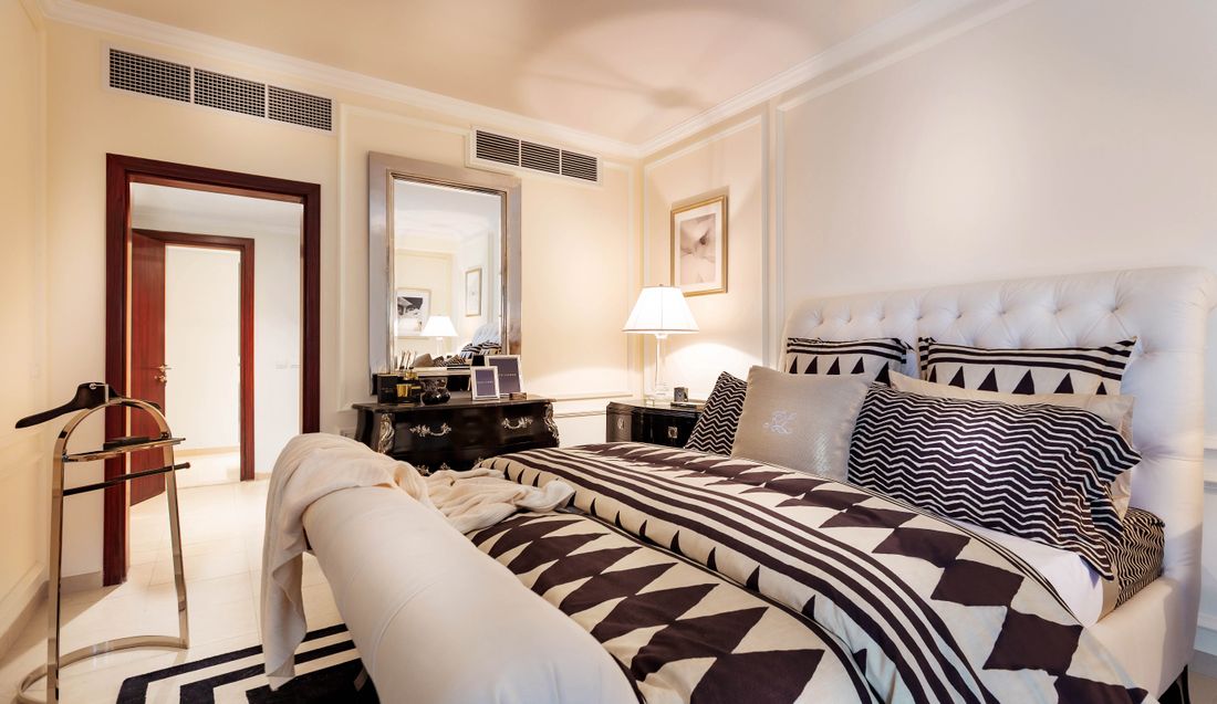 Dormitorio principal de lujo con decoración contemporánea