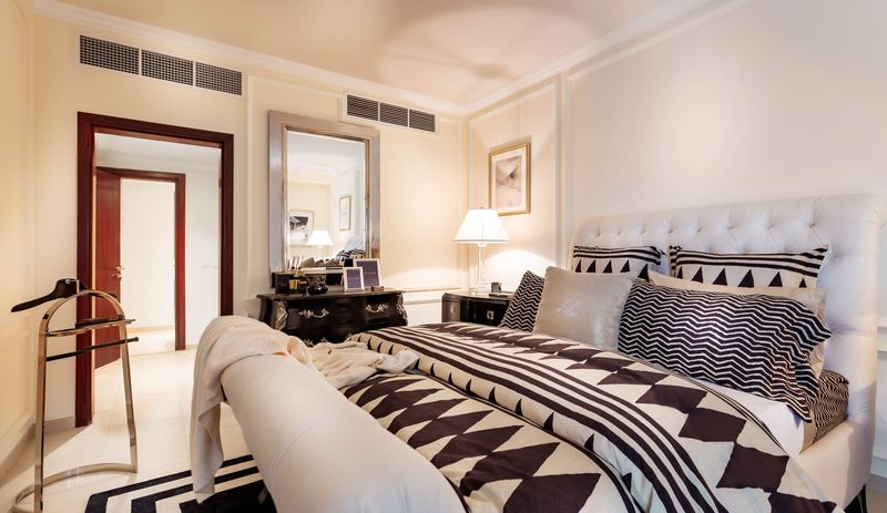 Dormitorio principal de lujo con decoración contemporánea