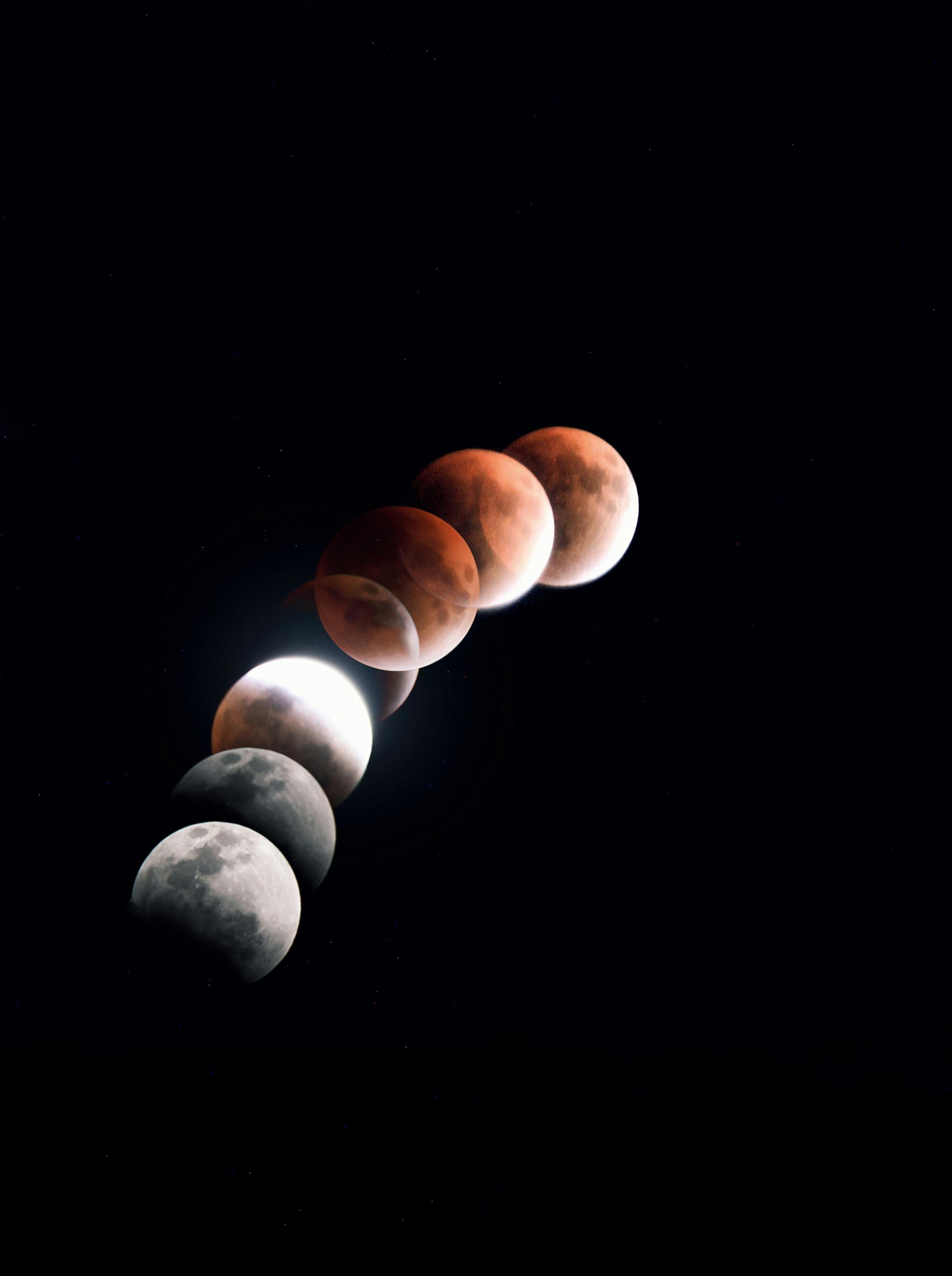 免費 夜空中捕捉到的令人驚嘆的月食序列，展現了月亮的天空之美。 圖庫相片