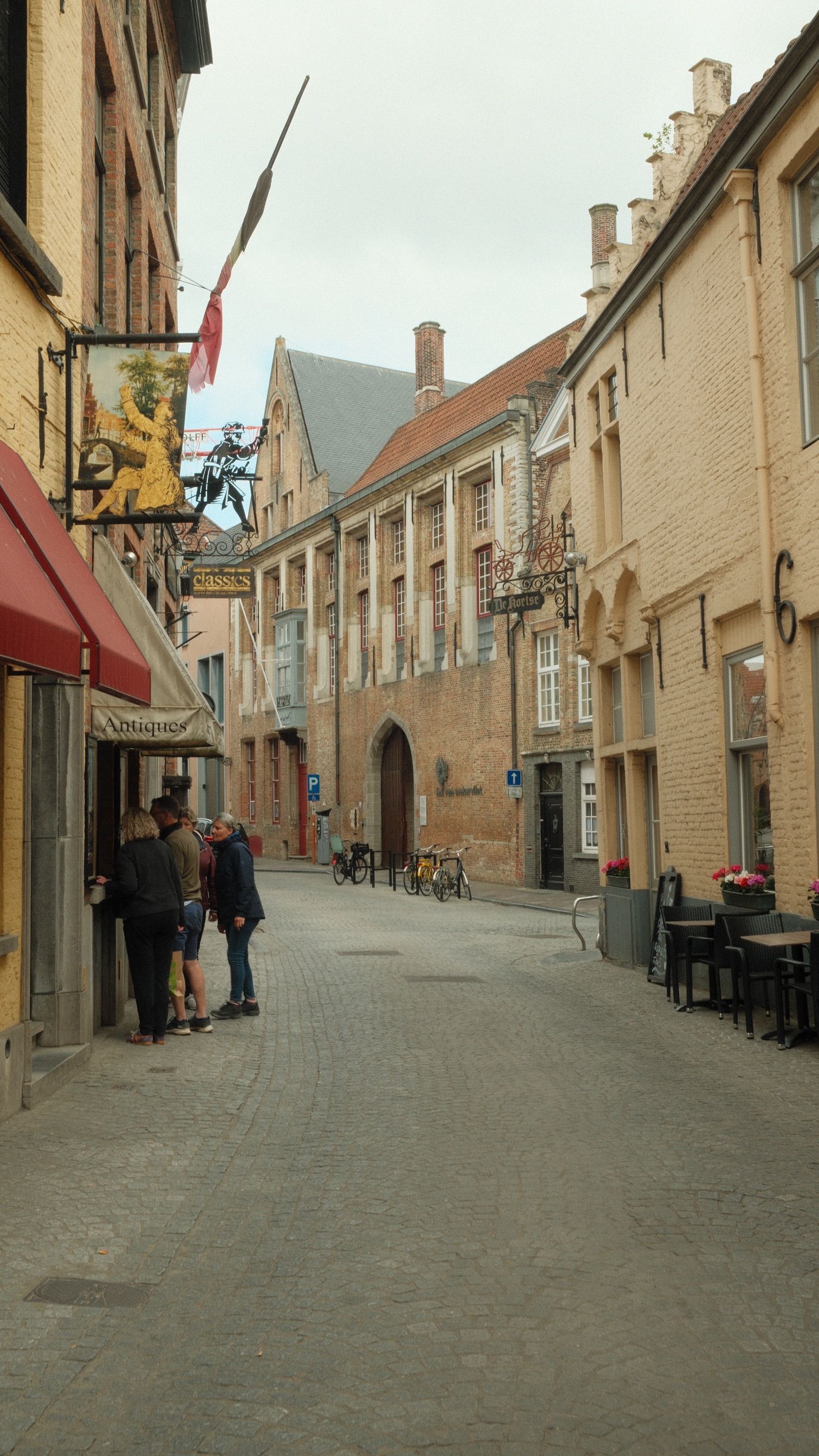 Charming European Street with Historic Architecture · Free Stock Photo