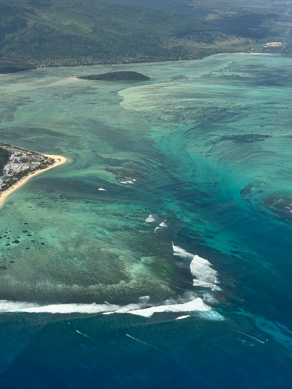 Vista aérea de los arrecifes de coral y aguas cristalinas de Mauricio