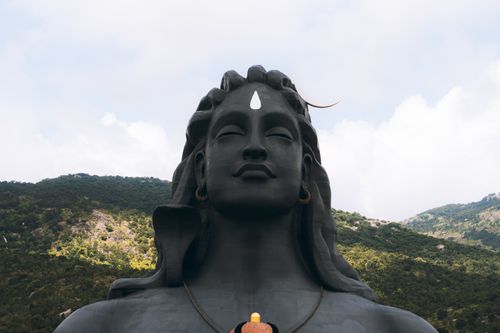 Free Adiyogi Shiva statue in Avalagurki, Karnataka, against a serene mountain backdrop. Stock Photo
