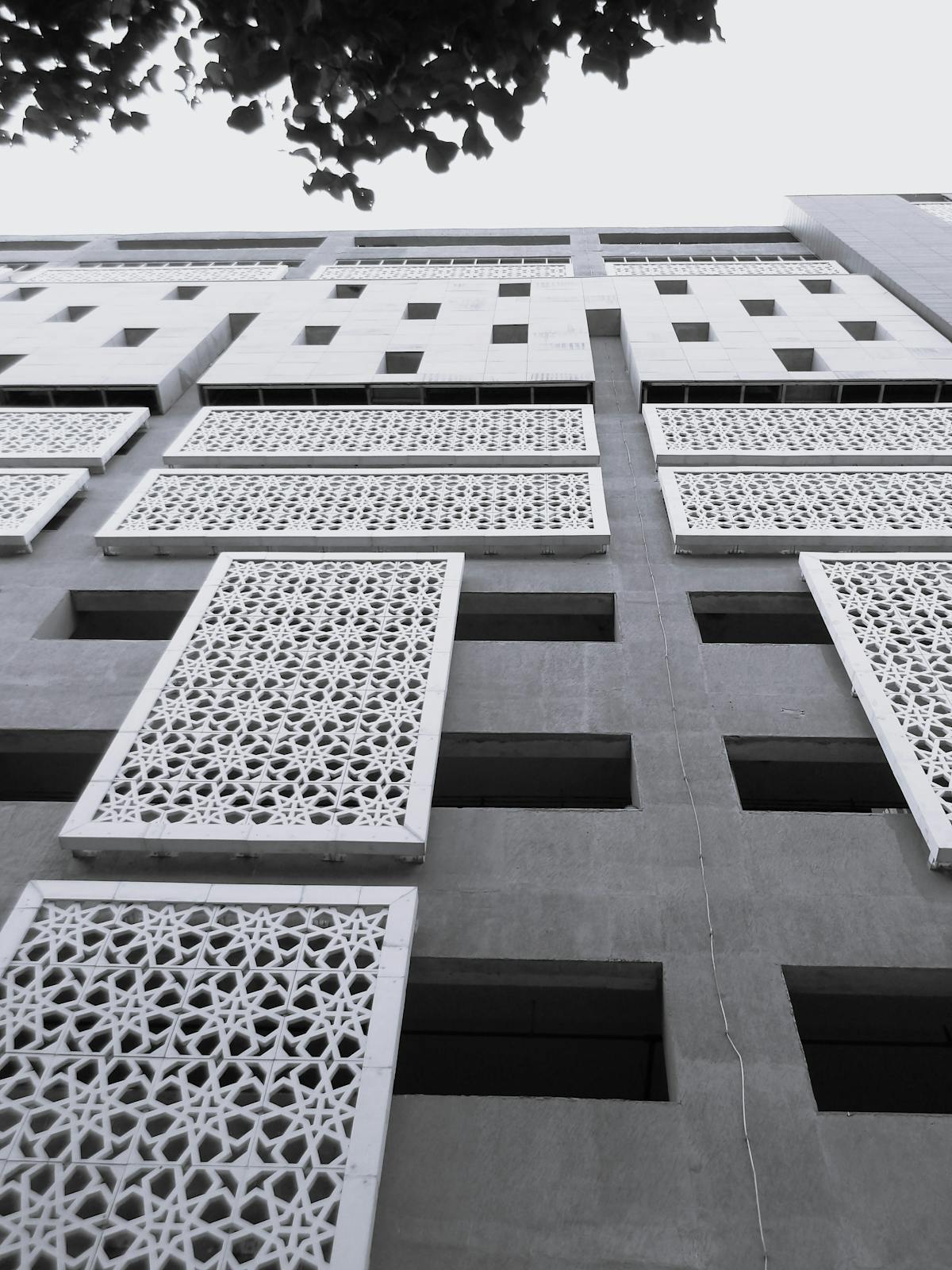 Facciata moderna con pannelli metallici decorativi vista dal basso