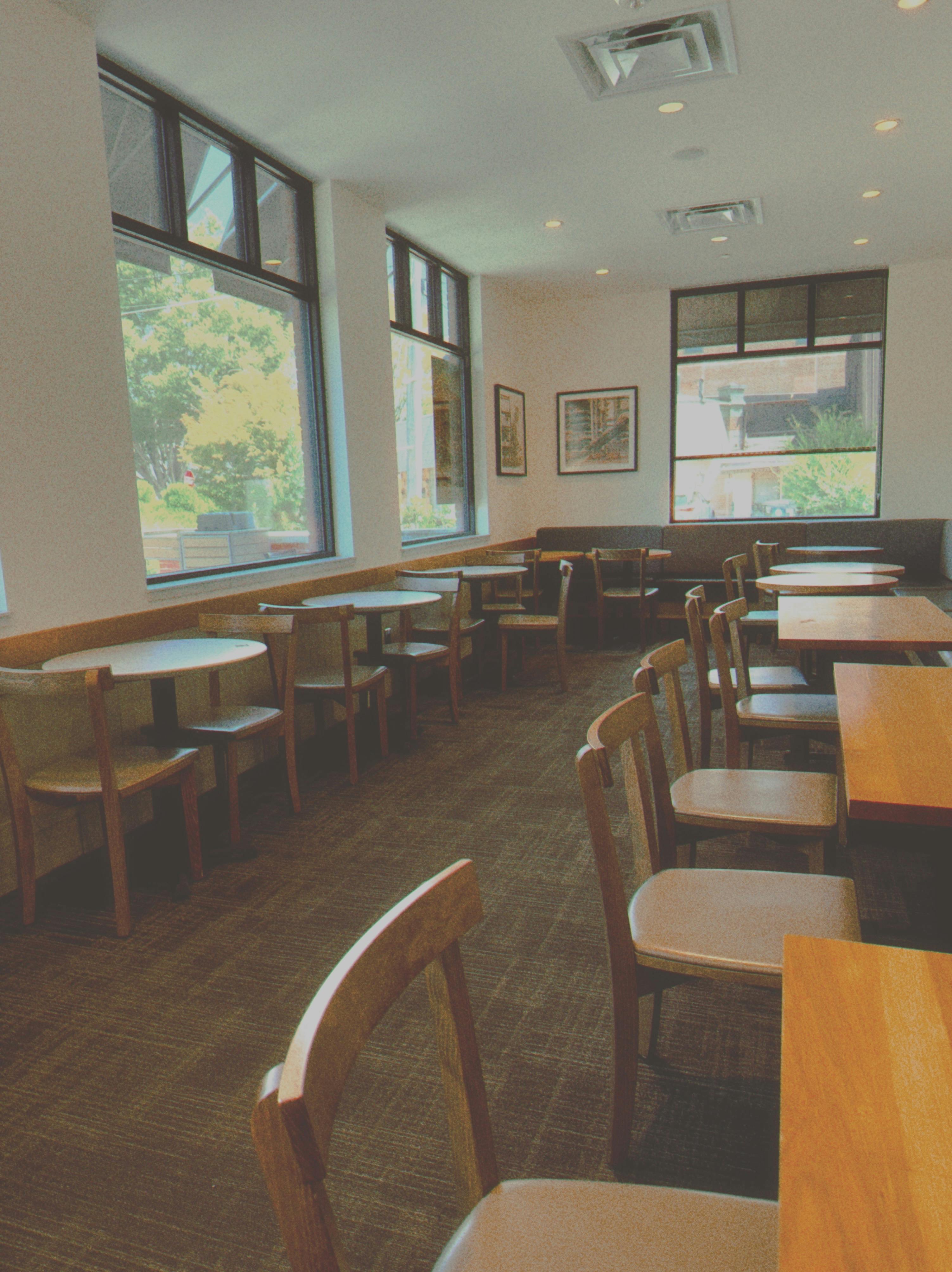 Gratuit Un interior de restaurant pustiu, cu mese și scaune din lemn, emanând o atmosferă calmă și senină. Fotografie de stoc