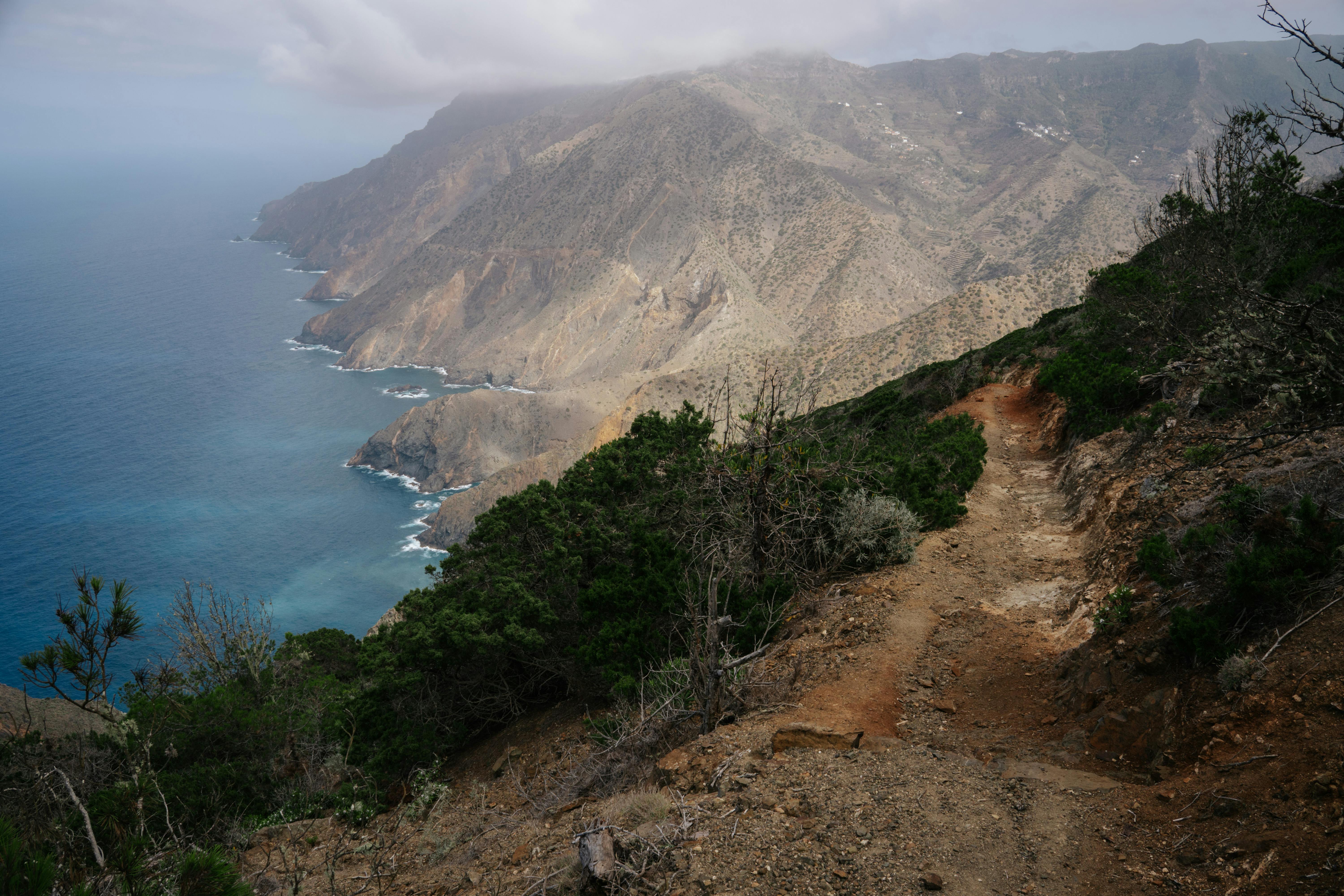 Tempête Goretti : creux de 10 mètres, remorqueurs et hélicoptères mobilisés sur le littoral français