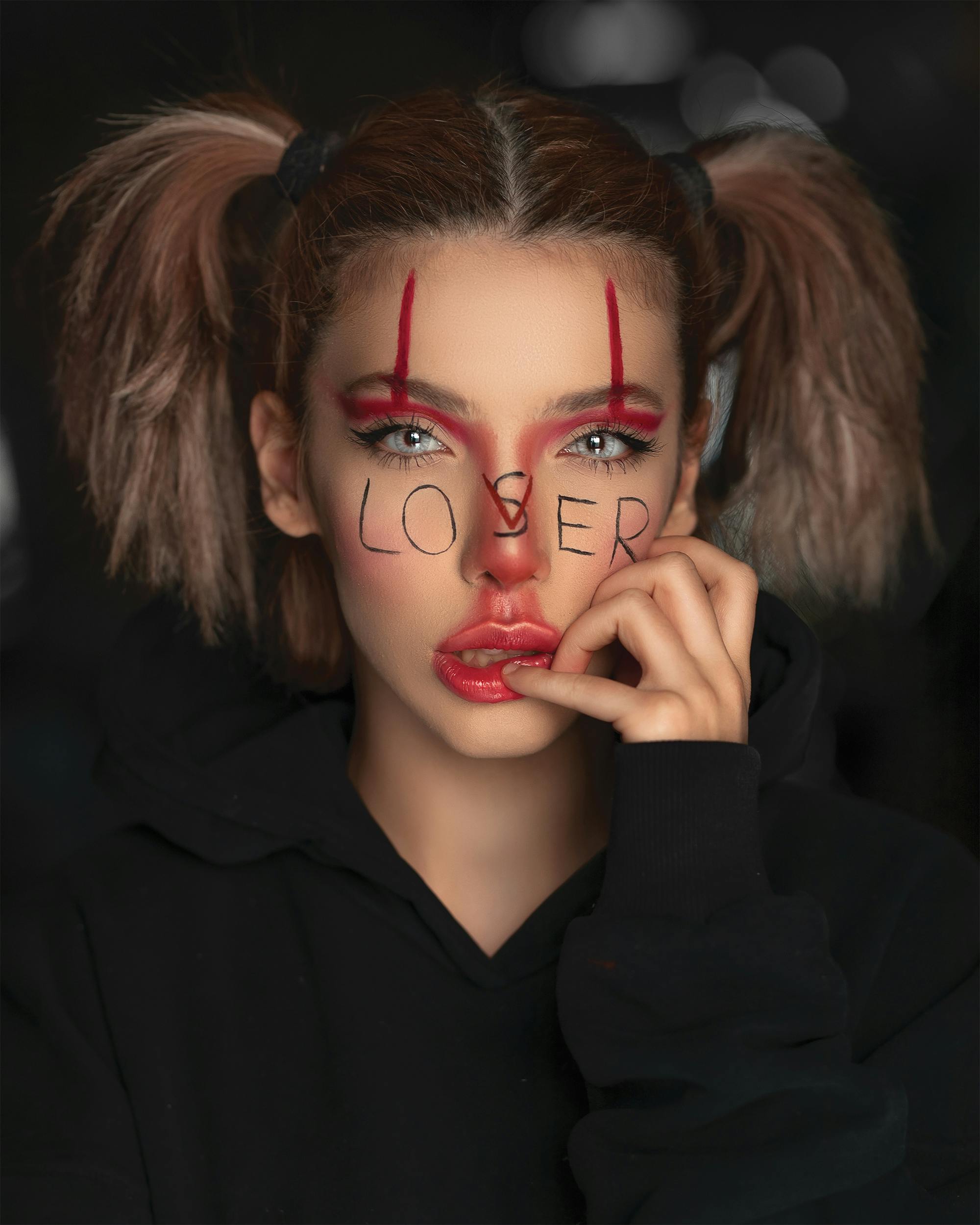 Robert din Cluj, tânărul care transformă machiajul horror în artă pe platourile de filmare din Spania