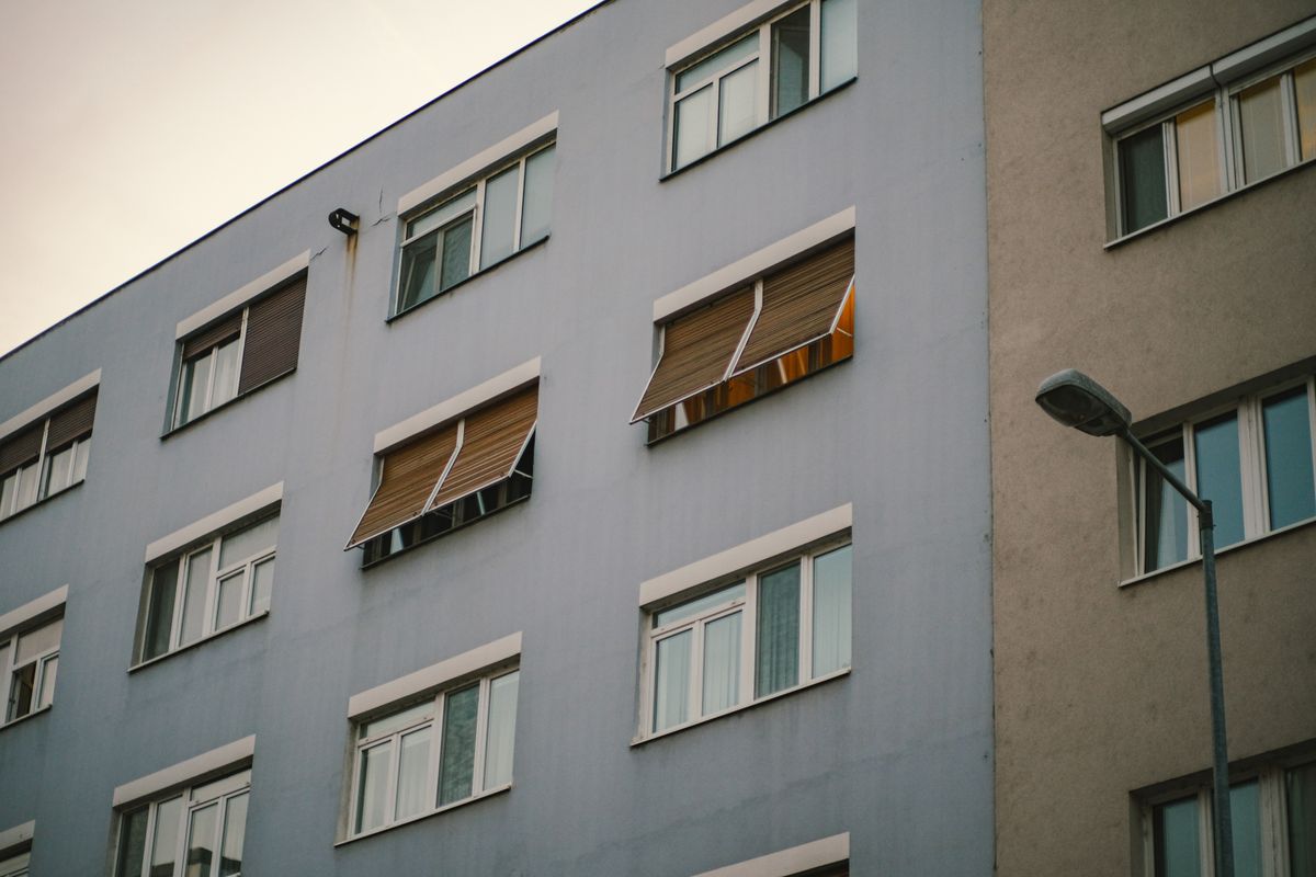 student moves in Strood — Loaded properly: blankets, straps and a plan in Strood