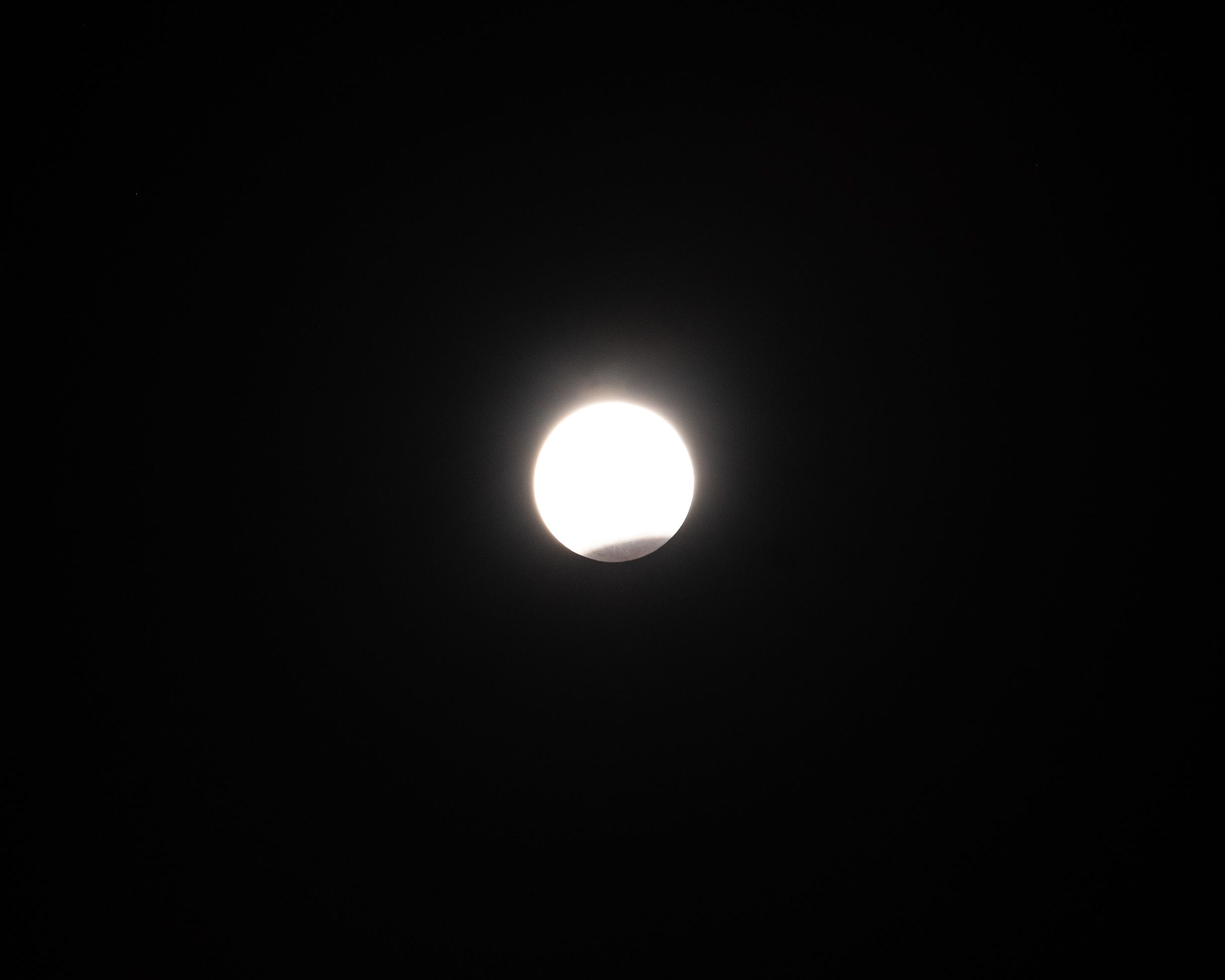 La luna llena de agosto ofreció un eclipse lunar parcial visible en el cielo nocturno