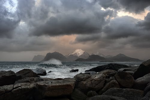 Braune Felsformationen, Die Berg Unter Weißem Und Grauem Himmel Betrachten