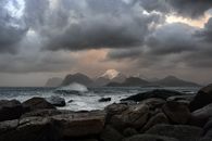 迷人的沿海景观中，暴风雨的天空、崎岖的岩石和汹涌的海浪交织在一起