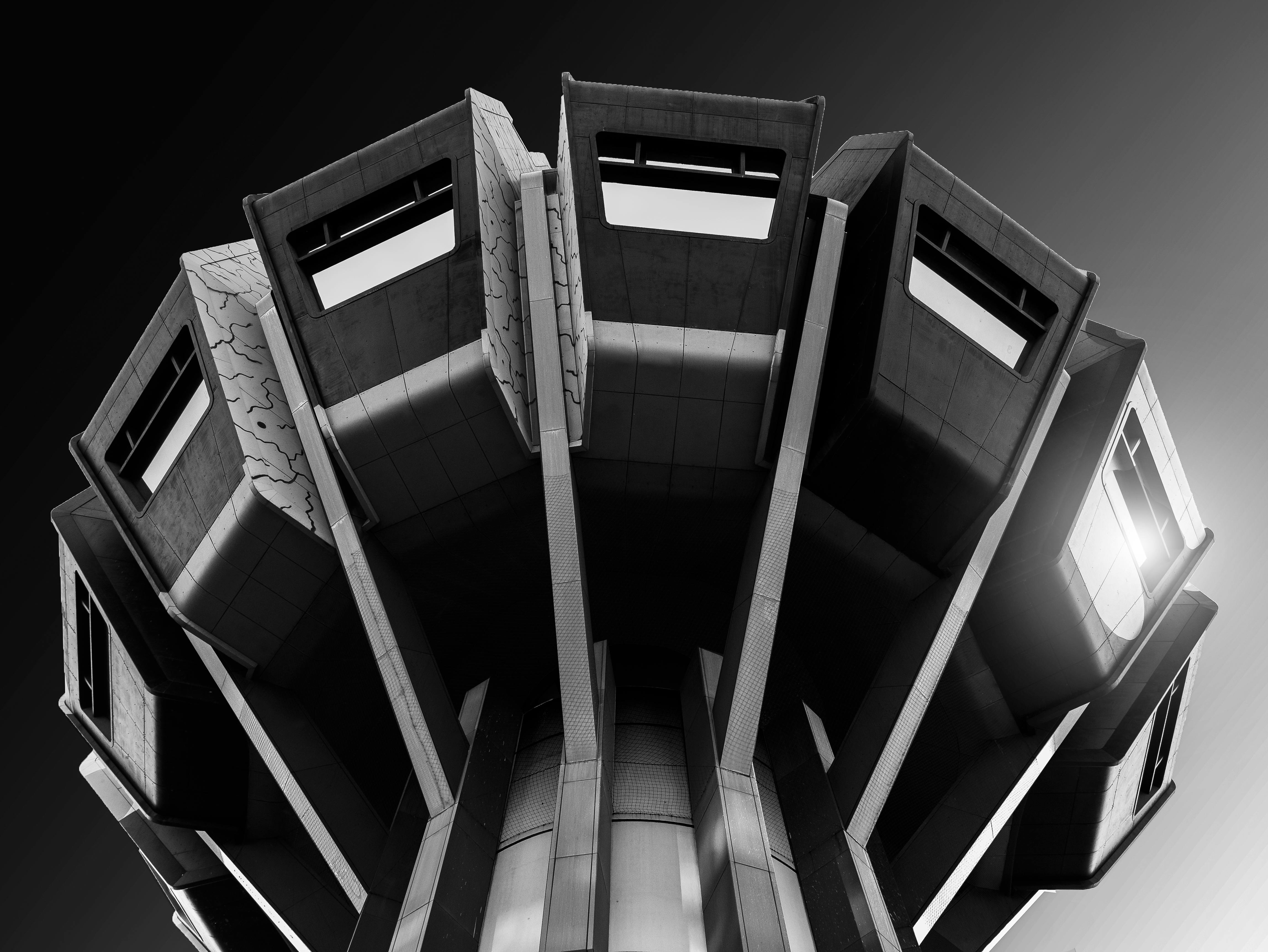 一张黑白照片捕捉了柏林一座独特的当代建筑