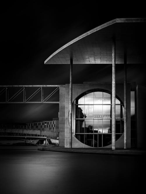 Photographie En Niveaux De Gris De La Maison Brune