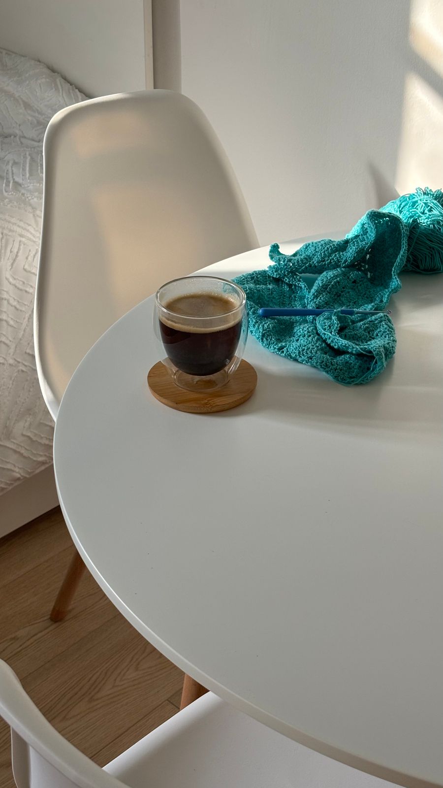 Café du matin sur une table blanche