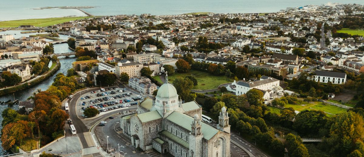 Vista aérea de Galway y su catedral