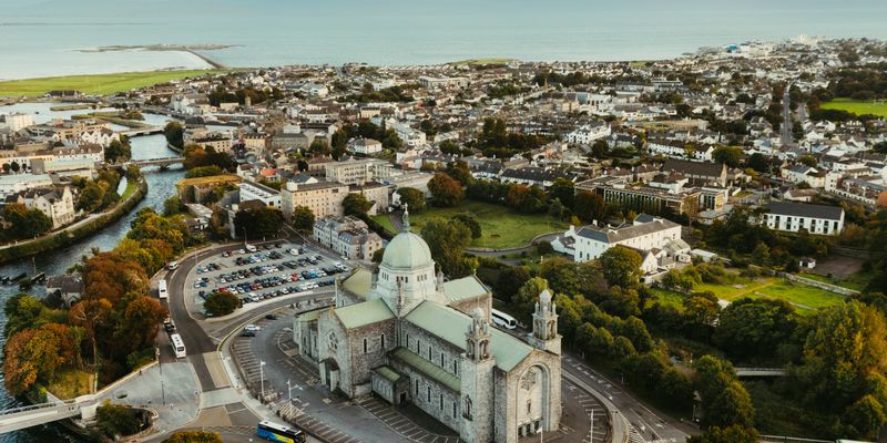 Vista aérea de Galway y su catedral