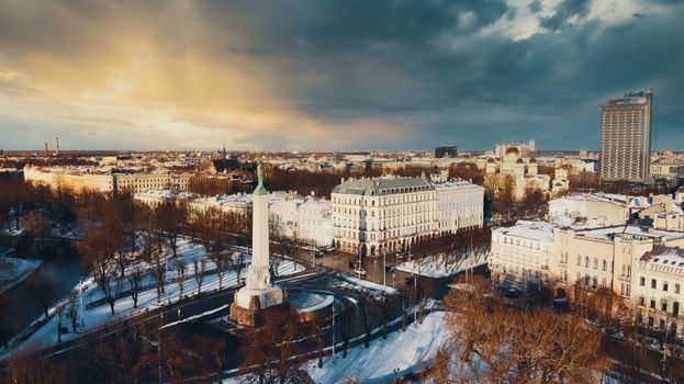 这是一张令人惊叹的拉脱维亚冬季航拍照片，展现了自由纪念碑及其周围的建筑