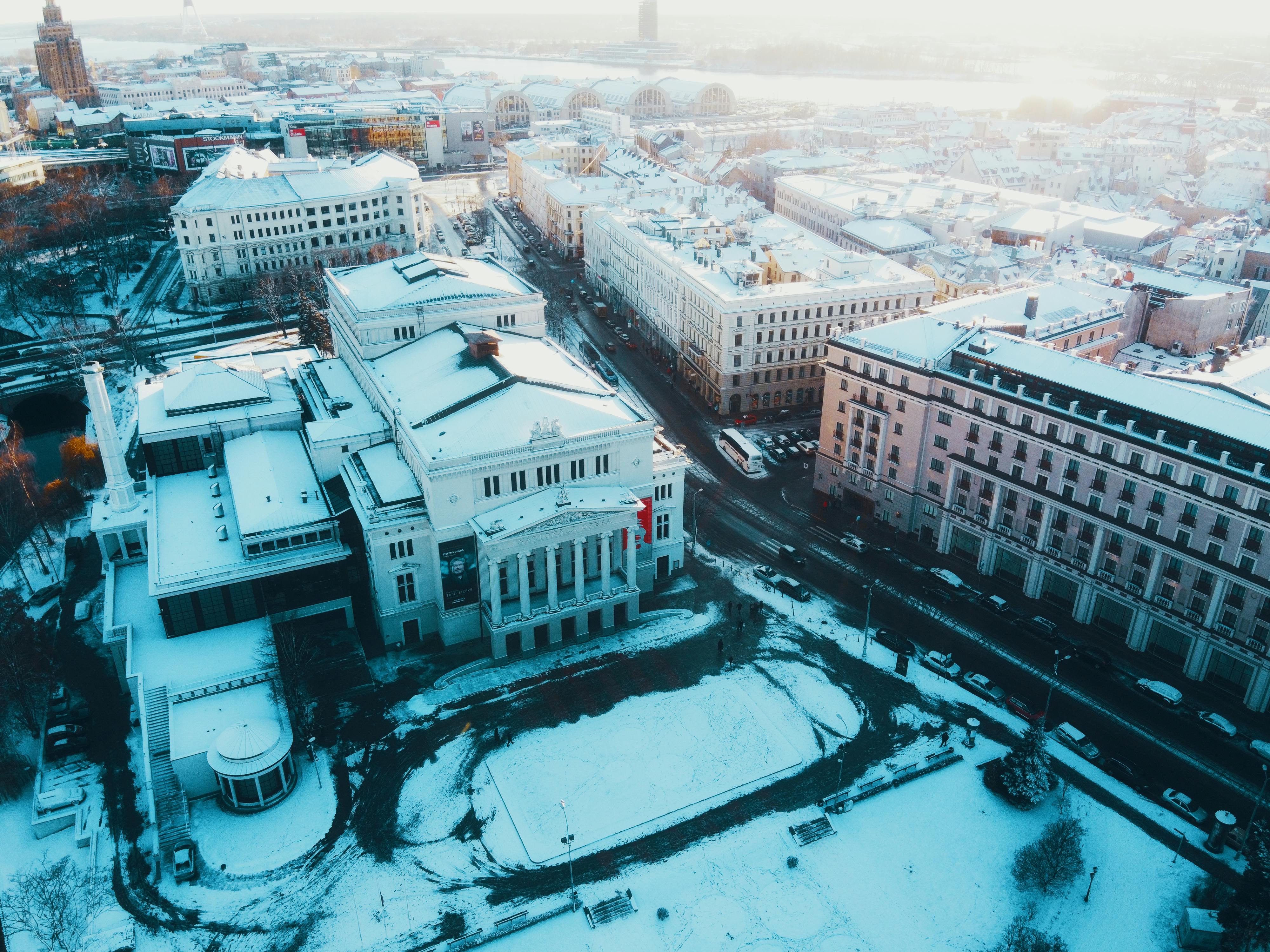 冬季大雪覆盖下的拉脱维亚里加鸟瞰图，展示了这座城市的建筑风貌