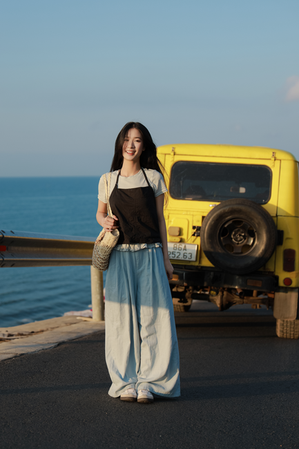 Pantaloni larghi di lino blu e top a strati, oggi aria di mare sulla strada di casa. una giornata davvero tranquilla 🌊
#lookdelgiorno #blue #pants #tshirt