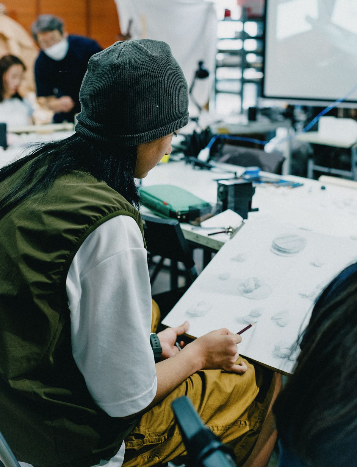 教室でスケッチ制作に取り組む学生