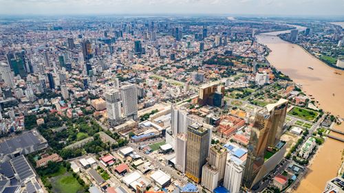 Free Aerial view capturing Phnom Penh's skyline along the Mekong River, showcasing bustling city life. Stock Photo