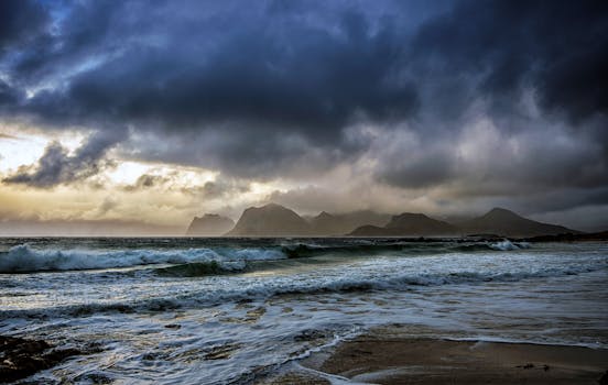 挪威罗弗敦群岛上空上演着暴风雨般的戏剧性海景
