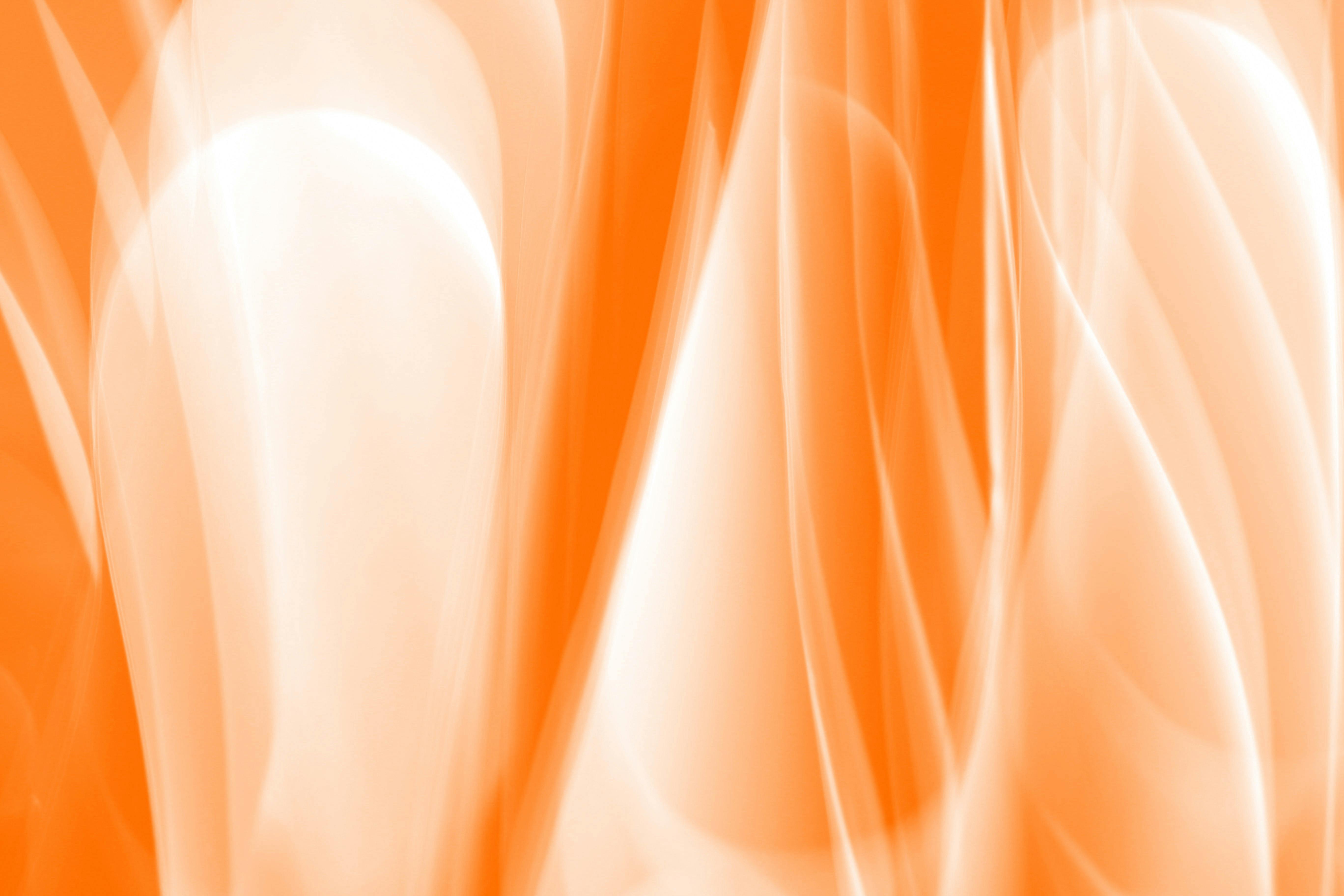 grátis Arte abstrata vibrante com faixas fluidas de luz laranja e branca criando um visual dinâmico. Foto profissional