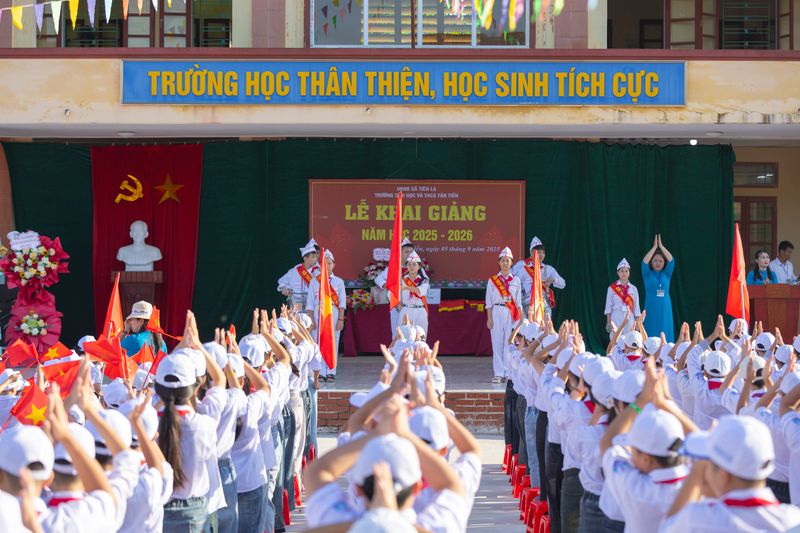 Học sinh tham gia lễ khai giảng năm học mới