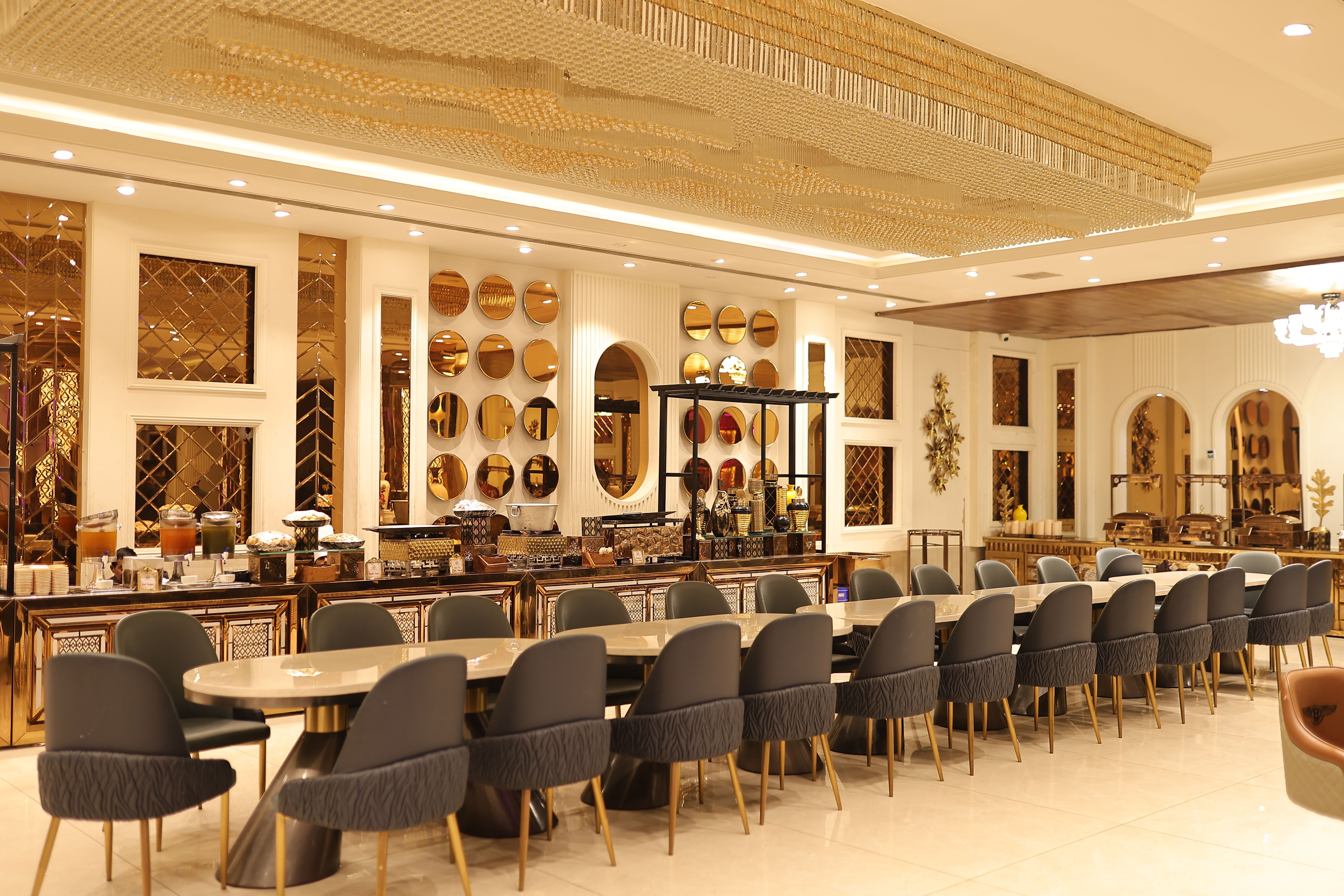 Design e gastronomia se encontram em um luxuoso salão de jantar de hotel, com decoração elegante e detalhes dourados.