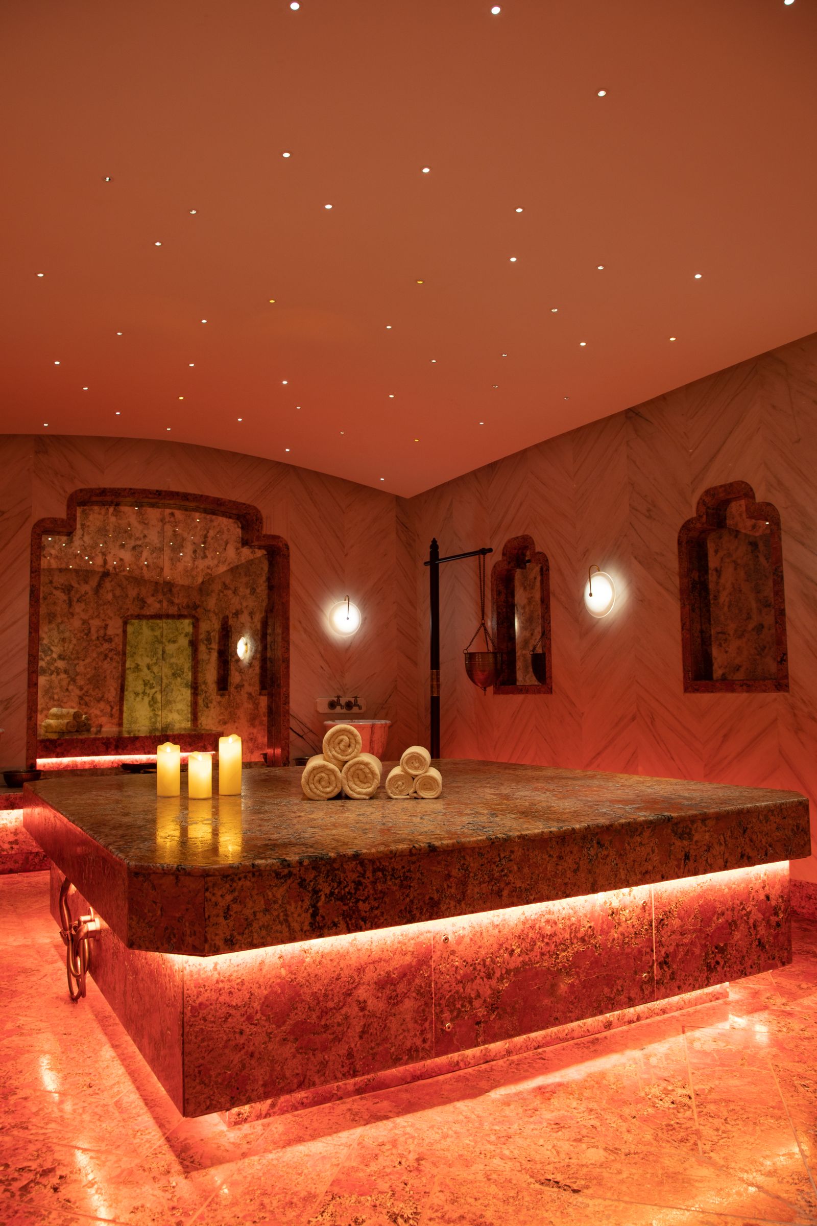 Salle de hammam traditionnel, vapeur et lumière tamisée