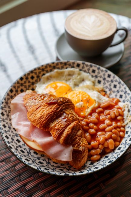 Subah ka nasha yeh English breakfast hai 🥐☕️! Croissant, eggs, beans, aur coffee, kya combination hai, right? 😋 #tolee #breakfastgoals #englishbreakfast