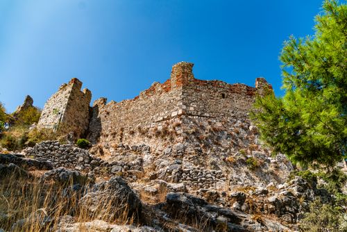 Free A striking view of Alanya Castle set against a vibrant blue sky in Antalya, Türkiye. Stock Photo