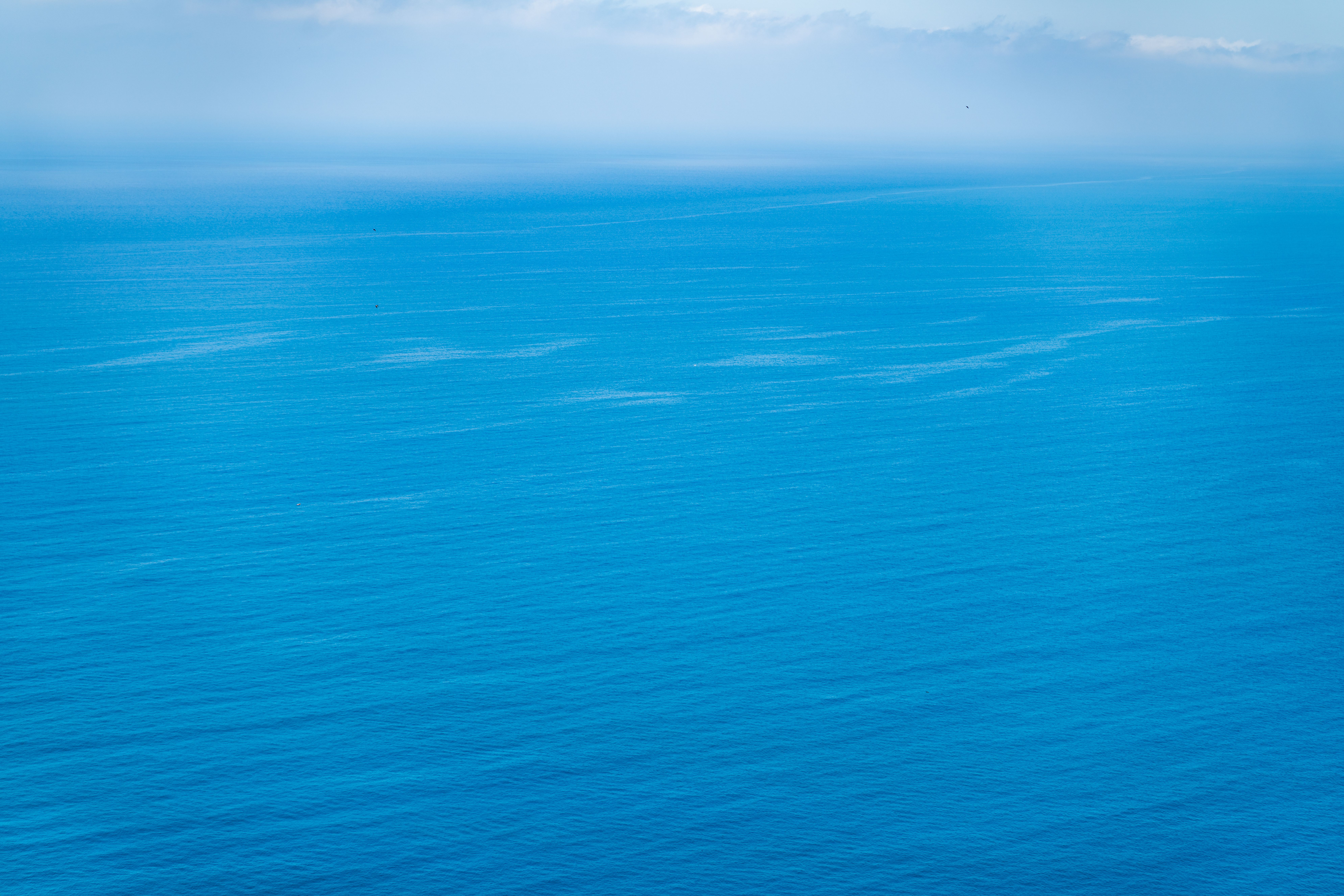 gratis Een sereen uitzicht op de eindeloze blauwe oceaan met een heldere lucht vanuit Alanya, Turkije, perfect als achtergrond. Stockfoto
