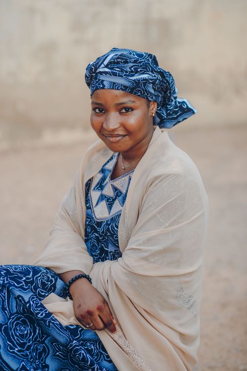 Free A beautiful portrait of an adult woman wearing traditional Nigerian attire, with a warm and friendly smile. Stock Photo